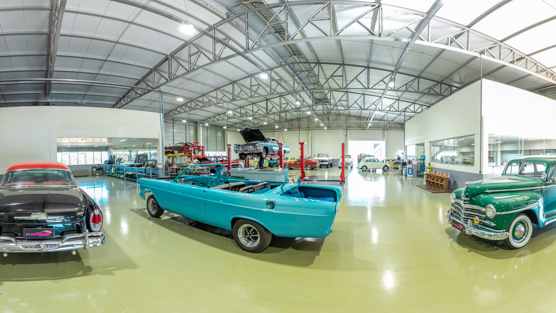 Interior da oficina da Prath Auto